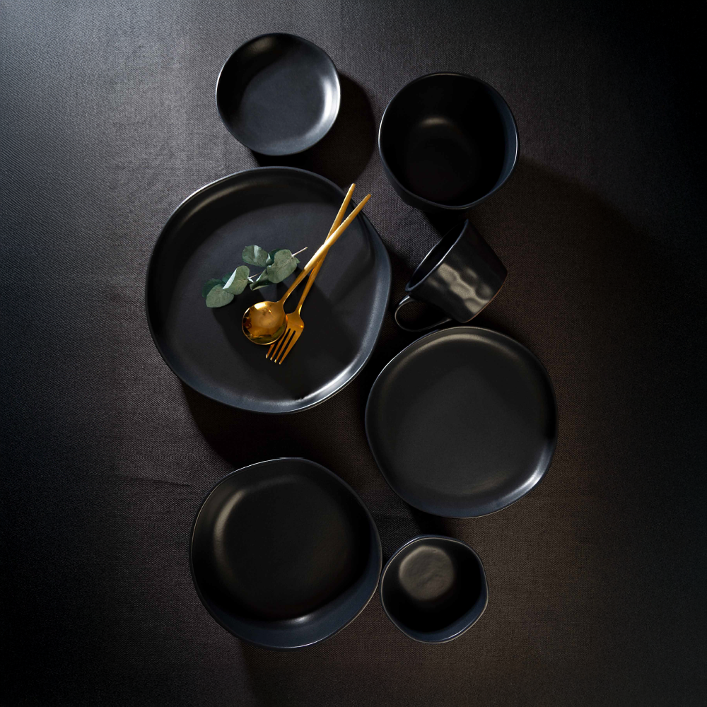 "Buscamos homenajear el placer de comer y compartir a través de objetos elaborados artesanalmente." Elegante, con curvas suaves y contornos irregulares inspirados en la fluidez de la naturaleza.